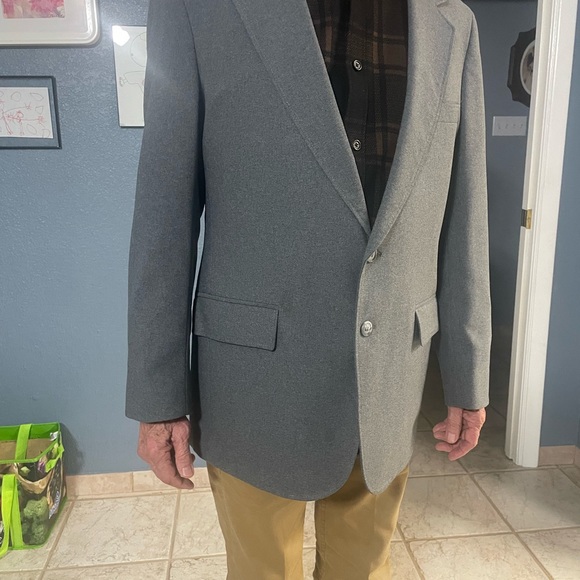 Gray Sports coat size 42 S with pants. FREE TIE with coat!! - Picture 8 of 10